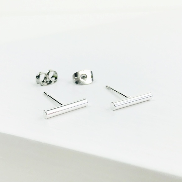 CLOSET REHAB Jewelry - Bar Stud Earrings in Silver